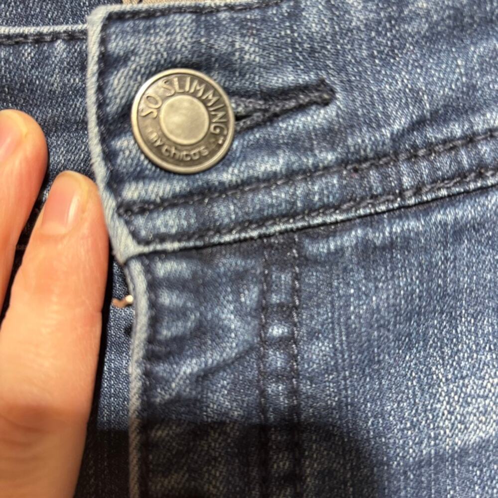 Chico's So Slimming Straight Leg Jeans Size 0.5 (US 6) Medium Wash Stretch Denim - Picture 3 of 10